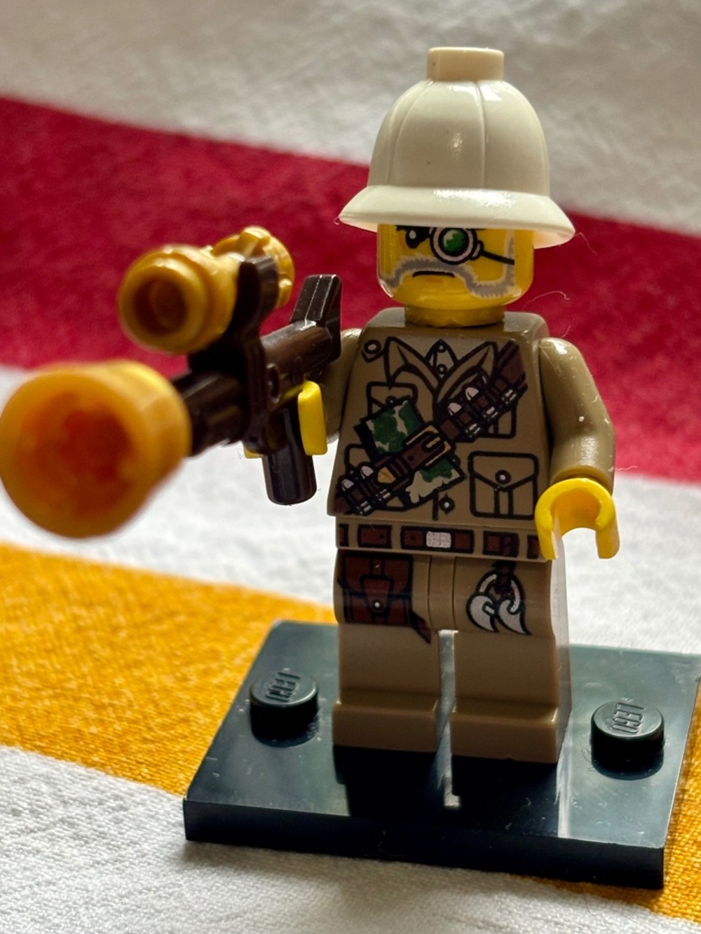 LEGO MONSTER FIGHTERS "Major Quinton Steele" mof004 With stand & accessories.